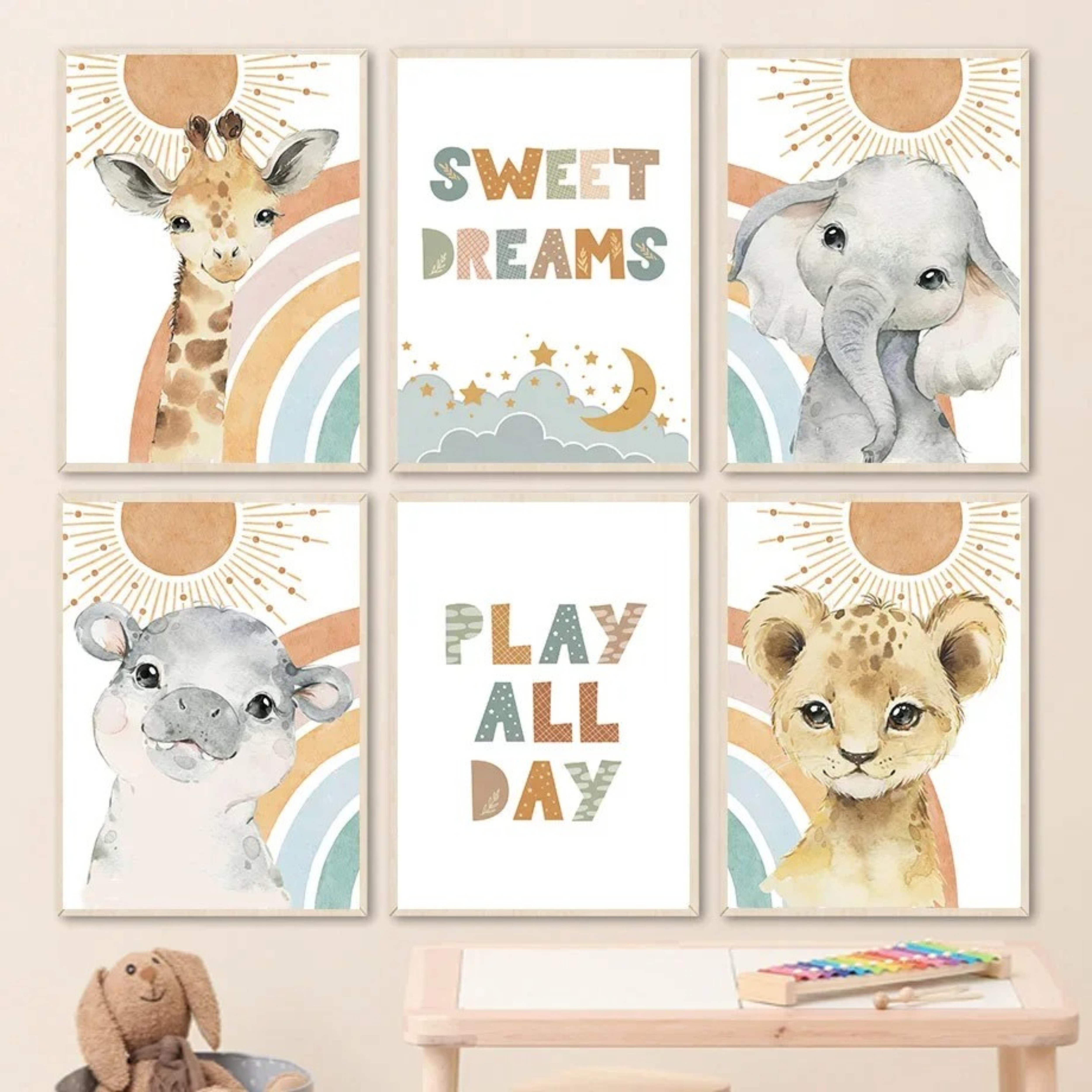 Affiche safari bohème – Illustration d’un animal safari (girafe, éléphant, hippopotame, lionceau) ou message Sweet Dreams / Play All Day. Design doux aux couleurs pastel, parfait pour une décoration murale chambre bébé ou une ambiance Montessori.