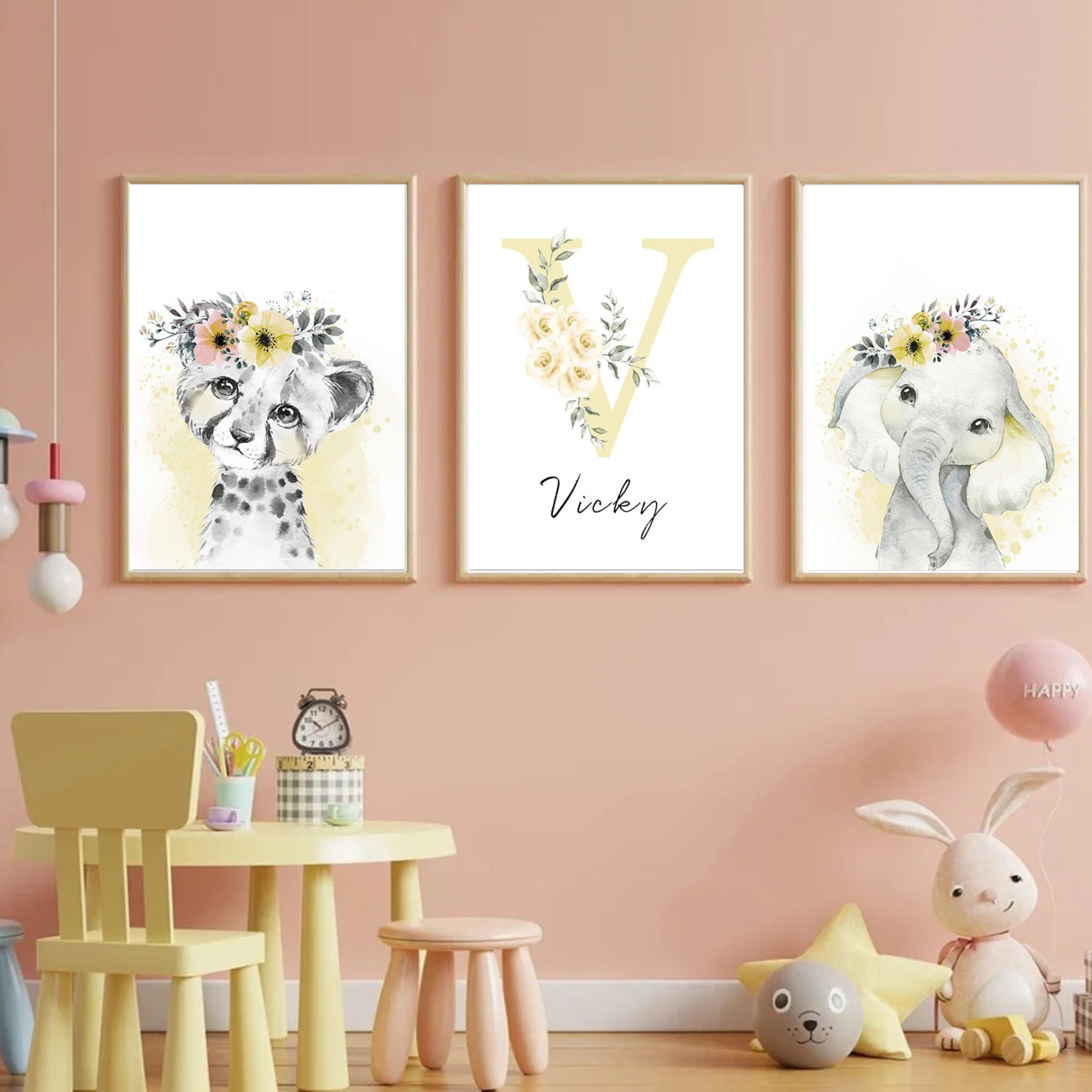 Affiches personnalisées safari jaune – Lot de 3 affiches avec guépard, éléphant et lettre florale. Idéal pour une décoration murale chambre bébé au style doux et bohème. Personnalisable avec un prénom, parfait comme cadeau de naissance.