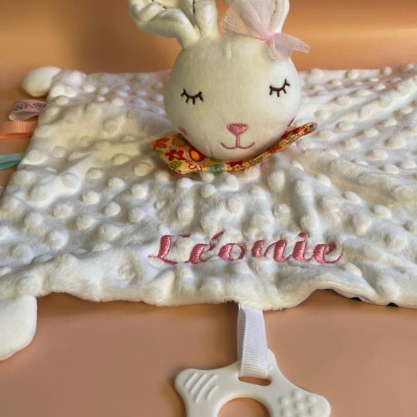 Doudou lapin brodé – Peluche ultra-douce en tissu minky blanc, broderie personnalisée avec prénom et anneau de dentition. Idéal comme cadeau de naissance ou doudou réconfortant pour bébé.