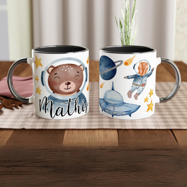 Mug personnalisé avec illustration d'ourson astronaute et fusée, intérieur noir, idéal pour un cadeau enfant sur le thème de l'espace et de l'aventure.