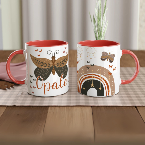 Mug personnalisé avec illustration de papillon bohème et arc-en-ciel, intérieur rouge, parfait comme cadeau nature et poétique pour enfant.