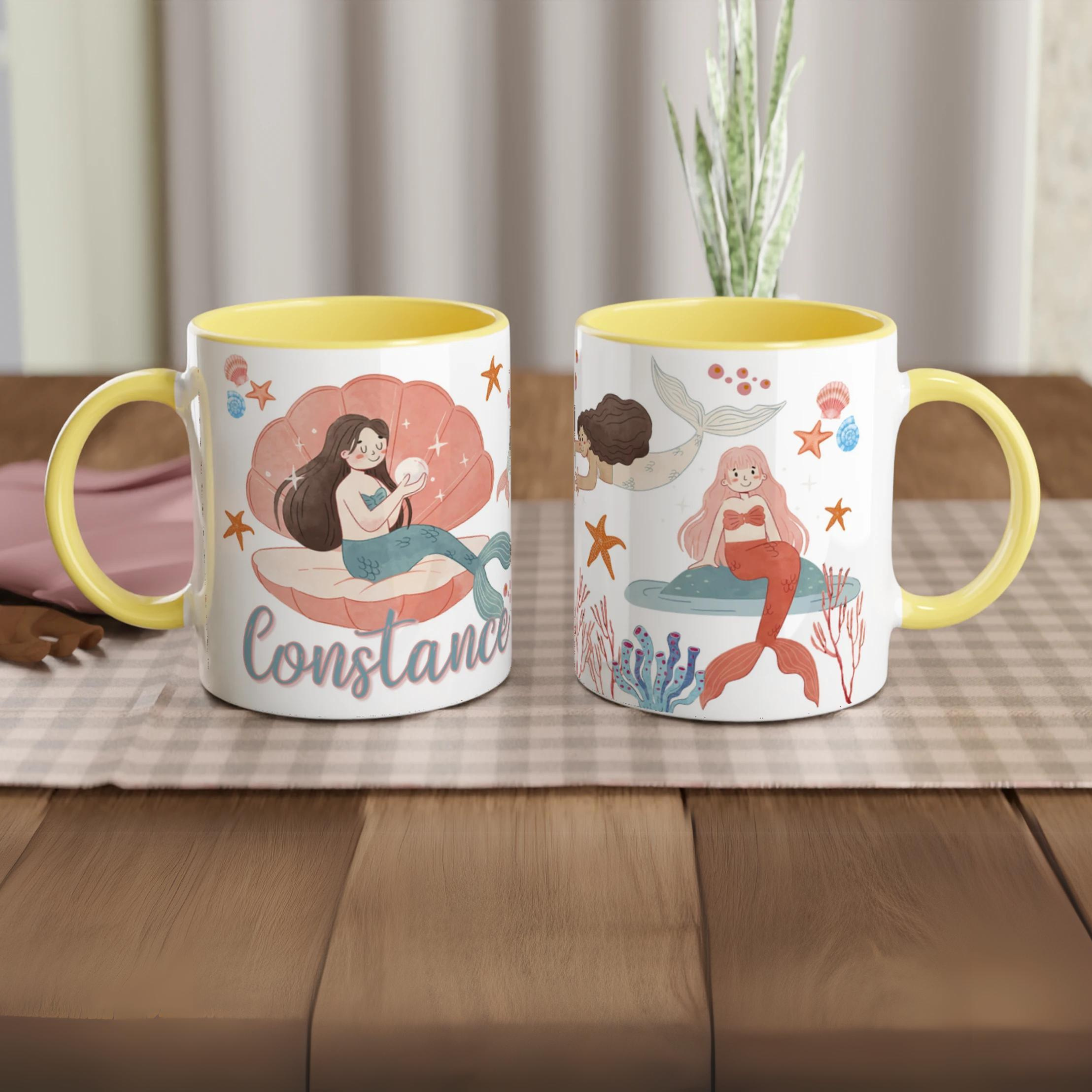 Mug personnalisé avec sirènes boho chic et perles marines, intérieur jaune, parfait comme cadeau joyeux et féerique.
