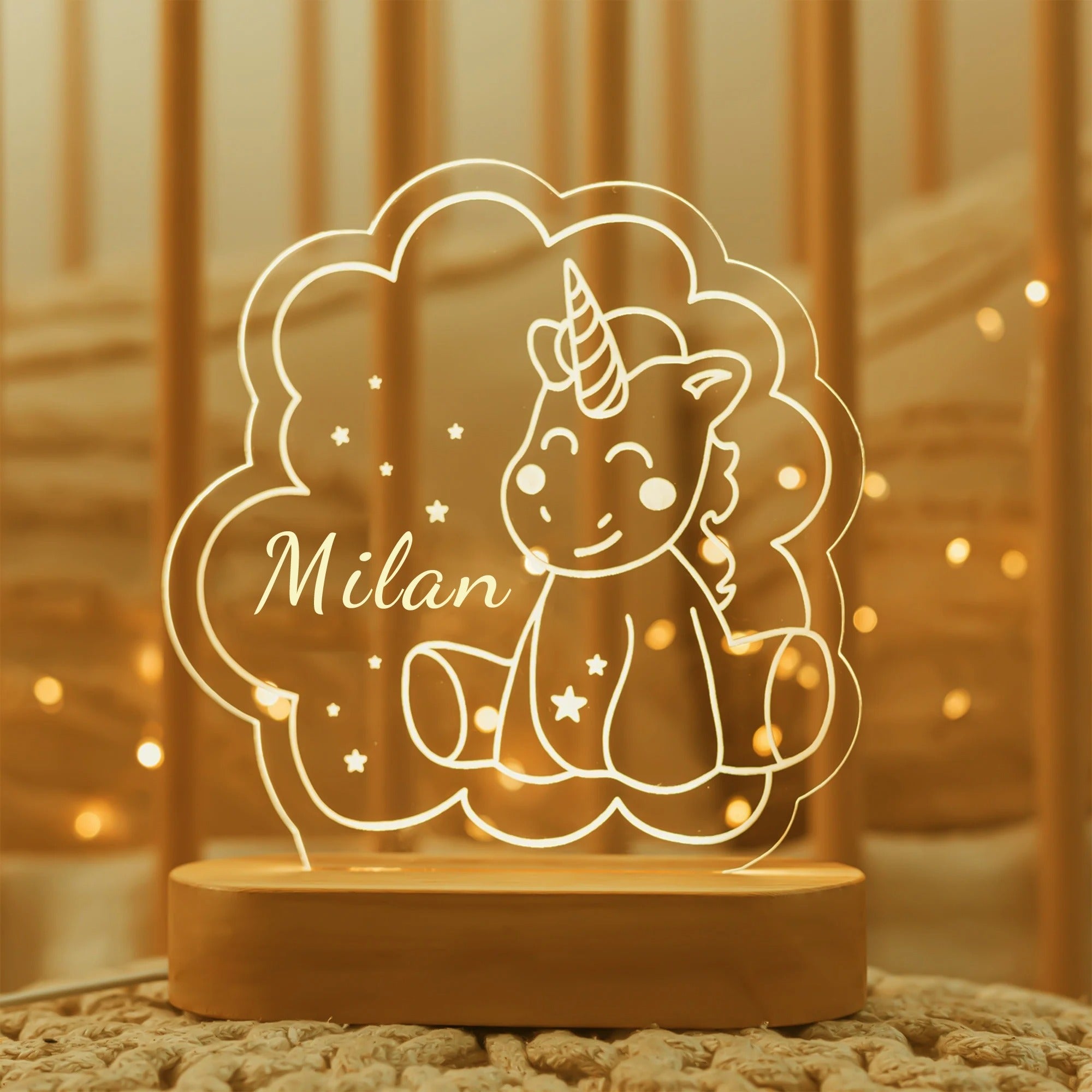 Veilleuse personnalisée licorne en acrylique avec motif licorne assise sur un nuage, prénom gravé, base en bois avec éclairage LED doux, parfaite pour une chambre d’enfant féerique.