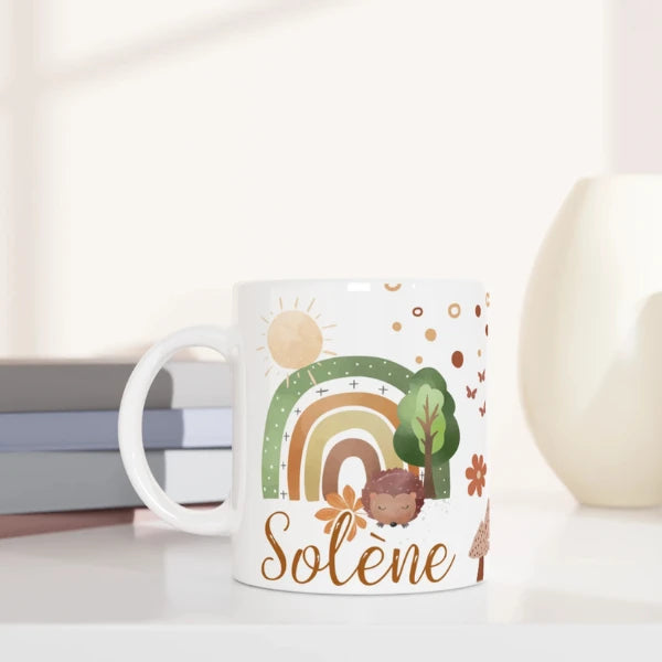 Mug personnalisé tout blanc avec illustration d'arc-en-ciel bohème, hérisson et nature, parfait comme cadeau pour enfant.