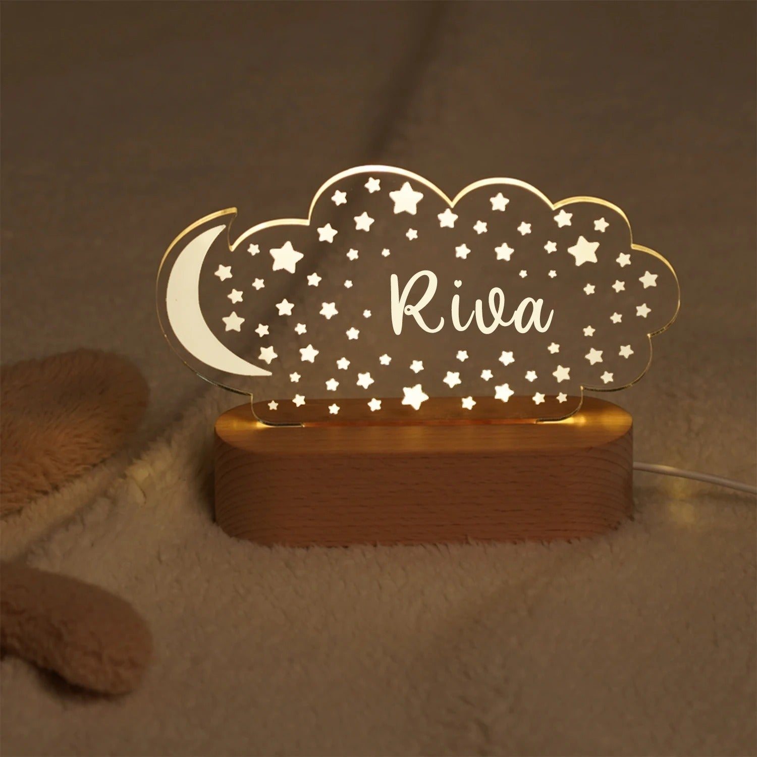Veilleuse personnalisée nuage en acrylique avec lune et étoiles, style boho chic, prénom gravé, base en bois avec éclairage LED doux, idéale pour une ambiance apaisante dans une chambre d’enfant.