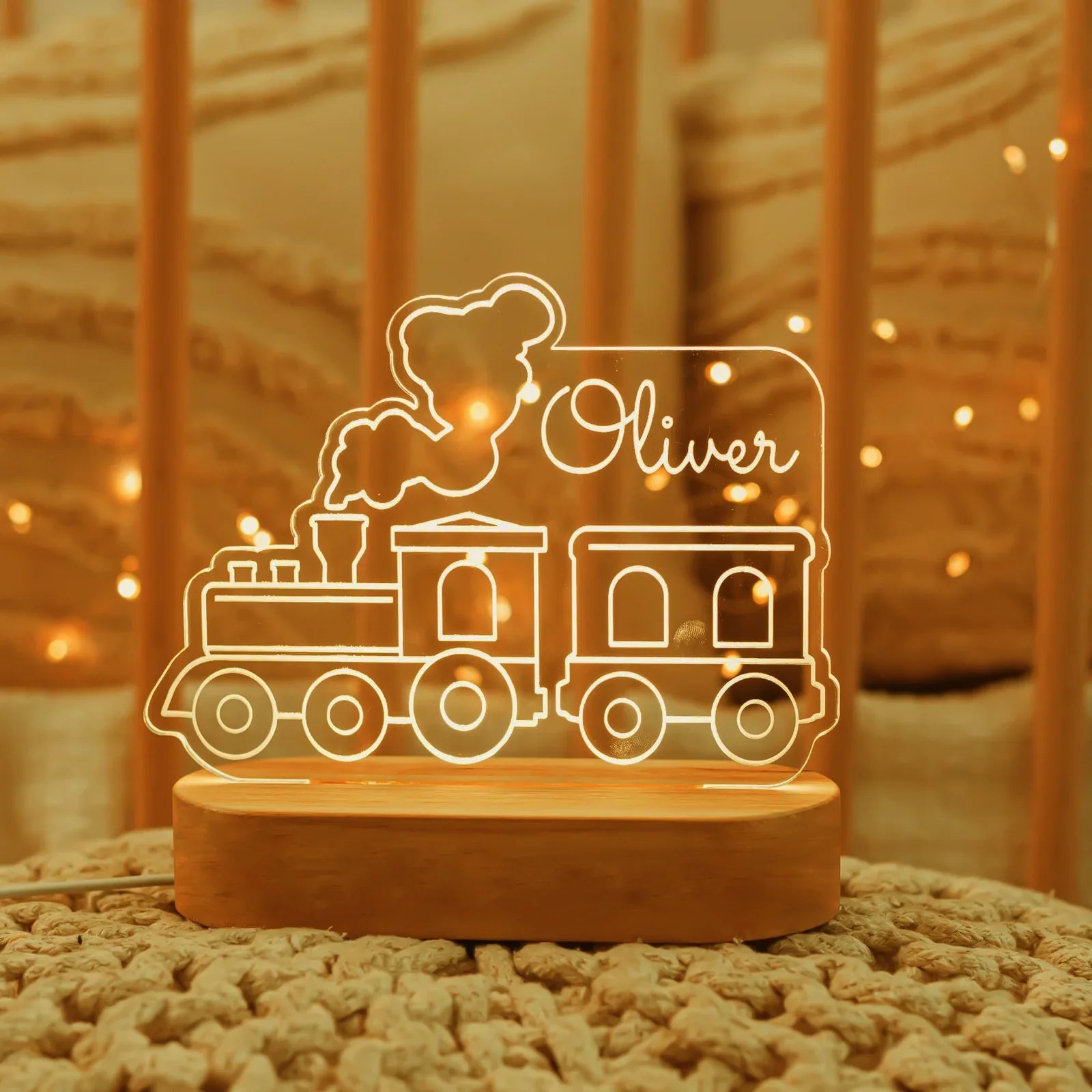 Veilleuse personnalisée train en acrylique avec locomotive gravée et prénom, base en bois avec éclairage LED doux, idéale comme décoration boho chic pour chambre d’enfant et cadeau original.