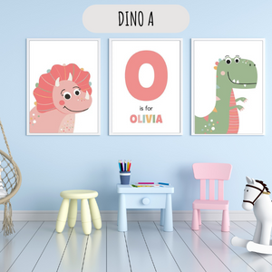 Faites plaisir à votre enfant avec ces affiches dinosaures personnalisables aux tons rose tendre et vert pastel. Ce set de trois affiches est idéal pour une décoration murale originale et ludique. La lettre centrale est personnalisée avec le prénom de l’enfant, rendant cette décoration unique et affectueuse.