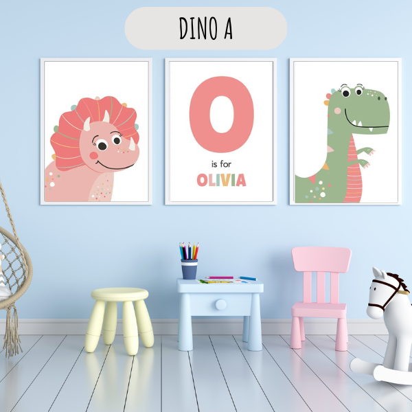 Faites plaisir à votre enfant avec ces affiches dinosaures personnalisables aux tons rose tendre et vert pastel. Ce set de trois affiches est idéal pour une décoration murale originale et ludique. La lettre centrale est personnalisée avec le prénom de l’enfant, rendant cette décoration unique et affectueuse.
