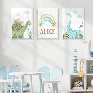 Apportez une touche de tendresse et d’aventure à la chambre de votre enfant avec ce triptyque dinosaure en vert sauge et aquarelle. Une décoration murale parfaite pour un univers doux et naturel. Le centre est personnalisable avec un prénom, idéal pour une idée cadeau naissance ou anniversaire.