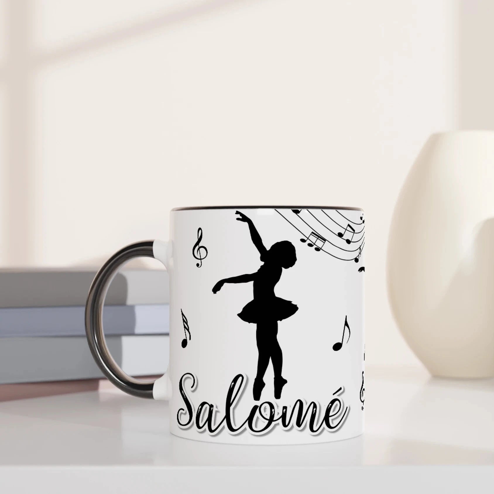 Mug personnalisable avec prénom et motifs de danseuse classique et musique, intérieur noir, parfait pour un cadeau chic et élégant.