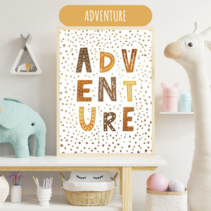 Affiche typographique ‘Adventure’ en tons terreux pour inspirer l’exploration et la curiosité.