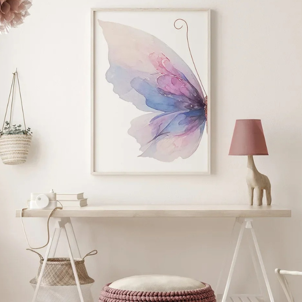 Poster décoratif avec une aile de papillon en aquarelle dans une chambre d’enfant douce et naturelle