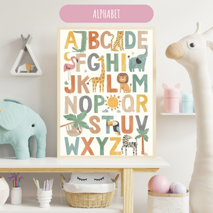 Affiche alphabet illustrée avec des animaux exotiques, parfaite pour une décoration pédagogique et Montessori dans une chambre bébé.
