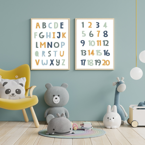 Duo d'affiches éducatives pour chambre d'enfant avec l'alphabet et les chiffres colorés, parfaites pour une décoration ludique et pédagogique.