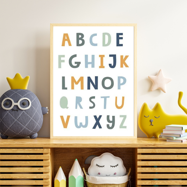 Affiche éducative alphabet coloré pour chambre d'enfant, idéale pour apprendre les lettres tout en décorant avec des tons doux et harmonieux.