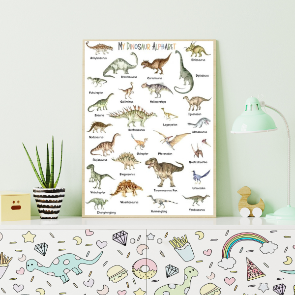 Affiche éducative illustrant l'alphabet avec des dinosaures et leurs noms en anglais, parfaite pour une chambre d'enfant passionné par la paléontologie.