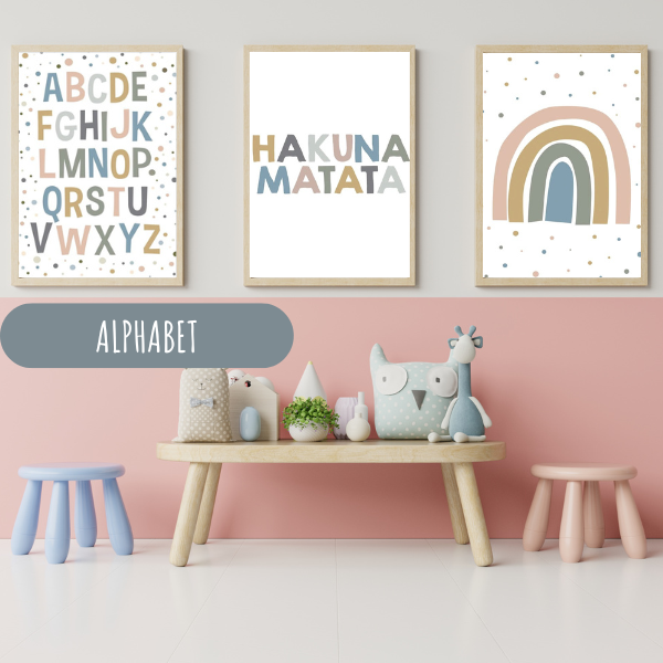 Lot de trois affiches murales pour chambre enfant avec alphabet coloré, citation Hakuna Matata et arc-en-ciel bohème.