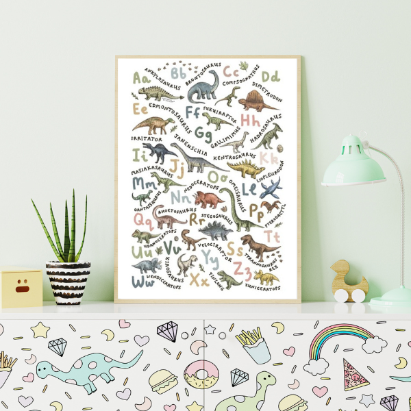 Affiche éducative alphabet avec noms de dinosaures en anglais, parfaite pour une décoration ludique et instructive dans une chambre d'enfant.