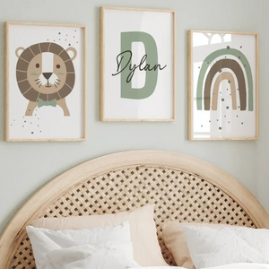 Triptyque d’affiches vertes pour enfant avec lion, lettre personnalisée et arc-en-ciel dans une chambre avec lit en bois clair.