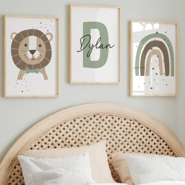 Triptyque d’affiches vertes pour enfant avec lion, lettre personnalisée et arc-en-ciel dans une chambre avec lit en bois clair.