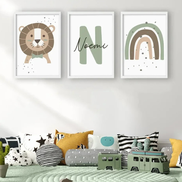 Ensemble de trois affiches murales vertes avec lion, initiale personnalisée et arc-en-ciel dans une chambre d’enfant décorée de coussins.
