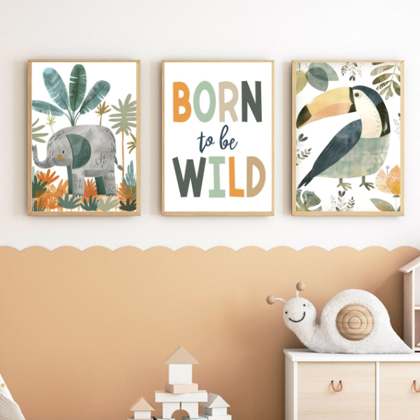 Ensemble de trois affiches représentant un éléphant, un un toucan et une citation dans un décor végétal, idéal pour une chambre bébé thème safari.