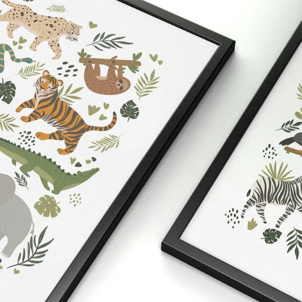 Gros plan sur une affiche avec illustrations d’animaux de la jungle imprimée sur toile, idéale pour une décoration murale chambre bébé.