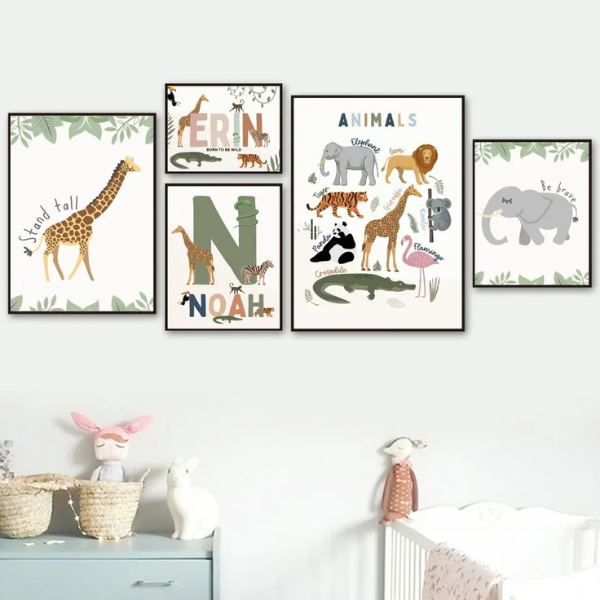 Affiche animaux jungle personnalisée avec prénom et décor exotique.