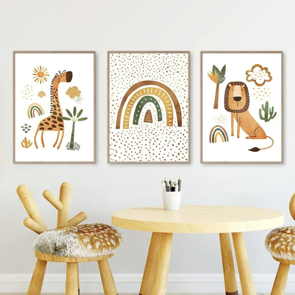 Triptyque d'affiches sur le thème safari avec un lion, une girafe et un arc-en-ciel, parfait pour une déco murale chambre bébé.