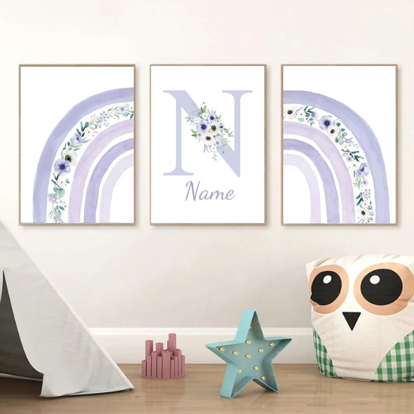 Affiches décoratives chambre bébé, design arc-en-ciel fleuri en teintes lavande et personnalisable.