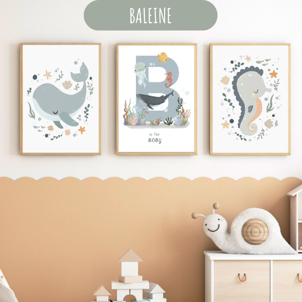 Ensemble d’affiches murales avec baleine, hippocampe et lettre personnalisable pour chambre d’enfant.