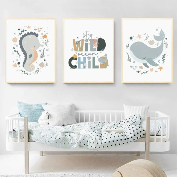 Ensemble de trois affiches murales avec baleine, hippocampe et citation inspirante dans une chambre d’enfant.