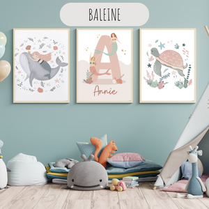 Affiches décoratives avec une baleine, une lettre personnalisée et une tortue marine pour chambre bébé.