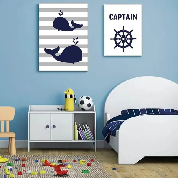 Lot de deux affiches murales pour chambre d’enfant sur le thème marin avec baleines et gouvernail de capitaine.
