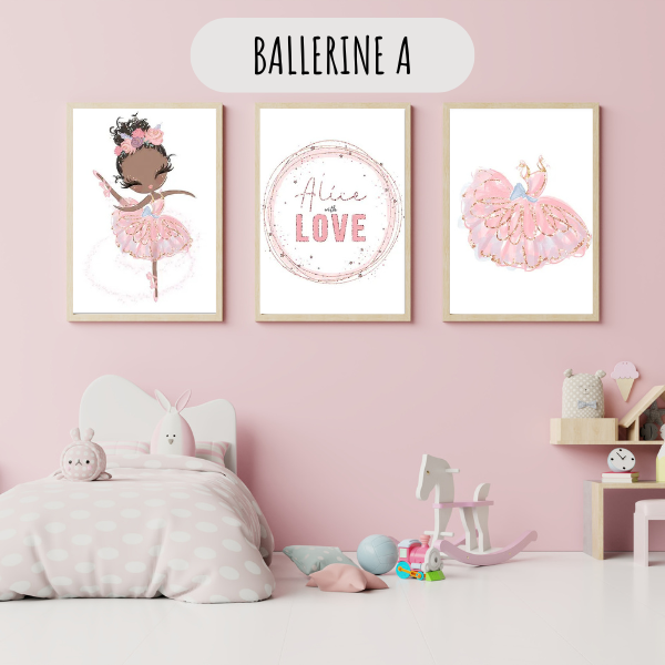 Affiches murales ballerines et déco élégante dans une chambre d’enfant rose.