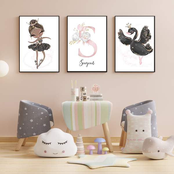 Affiche personnalisée avec initiale et prénom entourés de fleurs, parfaite pour une chambre de petite danseuse.