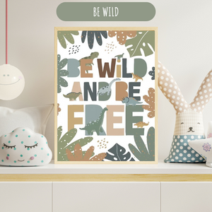Affiche murale "Be Wild and Be Free" avec motifs de dinosaures et feuillage en tons vert sauge, idéale pour une déco naturelle.