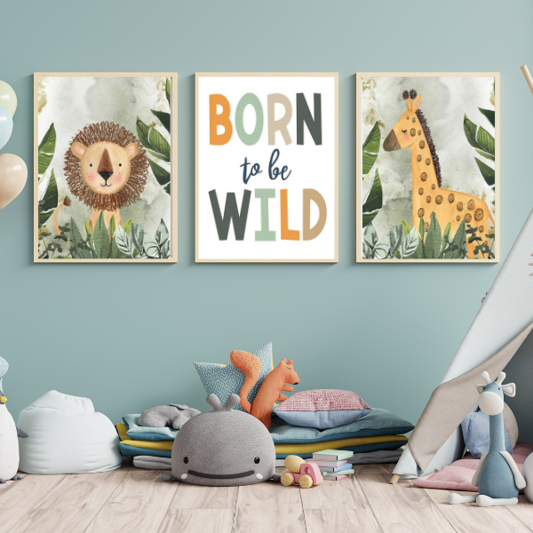 Ensemble de trois affiches avec un lion, une girafe et une citation "Born to be Wild", idéal pour une chambre sur le thème des animaux de la savane.