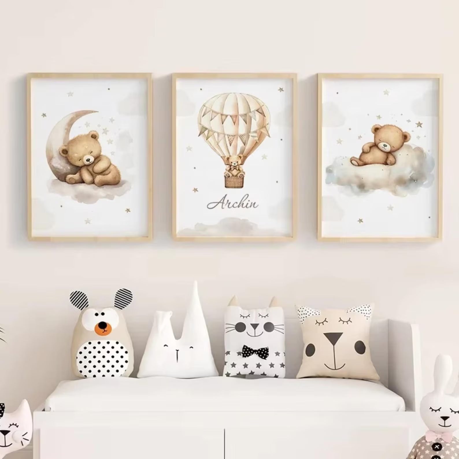 Affiche bébé ton neutre marron dans chambre enfant, décoration murale personnalisée style scandinave doux et minimaliste