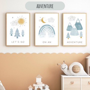 Lot de 3 affiches aventure avec arc-en-ciel, montagnes et sapins pour décoration chambre bébé.