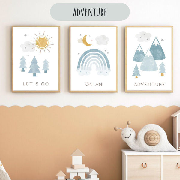 Lot de 3 affiches aventure avec arc-en-ciel, montagnes et sapins pour décoration chambre bébé.