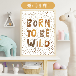 Affiche typographique ‘Born to be Wild’ sur fond bohème, idéale pour une chambre d’enfant aventurier.
