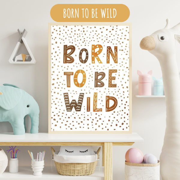 Affiche typographique ‘Born to be Wild’ sur fond bohème, idéale pour une chambre d’enfant aventurier.