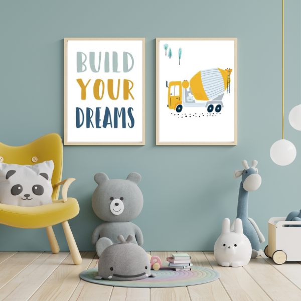 Duo d'affiches pour chambre d'enfant avec l'inscription "Build Your Dreams" et un camion-toupie jaune, idéal pour une décoration inspirante et ludique.