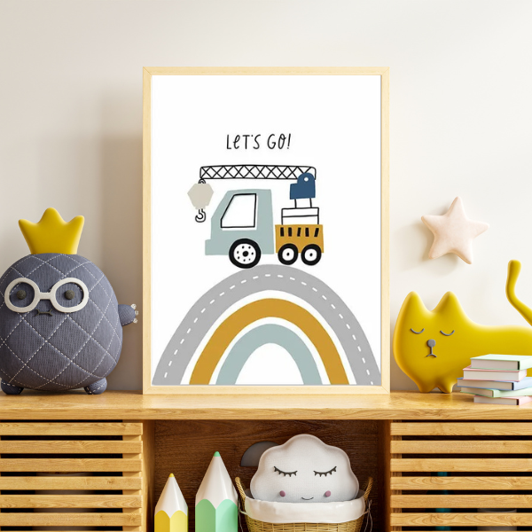 Affiche décorative pour chambre d'enfant avec un camion-grue sur un arc-en-ciel, idéale pour une ambiance ludique et imaginative.