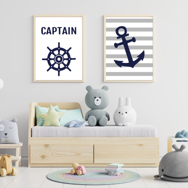 Duo d’affiches décoratives pour chambre d’enfant avec un gouvernail et une ancre sur fond rayé bleu et blanc.