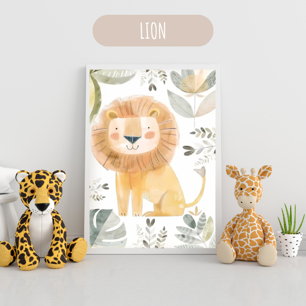 Affiche enfant représentant un lion souriant dans un décor végétal, une touche royale pour une chambre bébé thème jungle.
