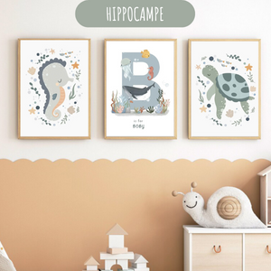 Triptyque d’affiches sur le thème marin avec hippocampe, baleine et lettre personnalisée.