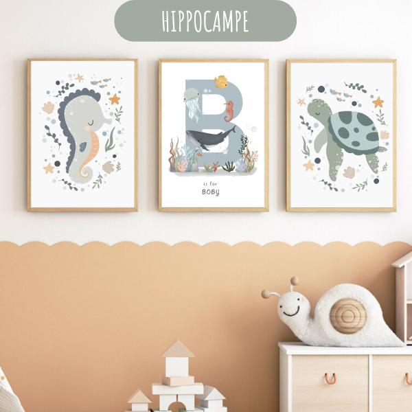 Triptyque d’affiches sur le thème marin avec hippocampe, baleine et lettre personnalisée.