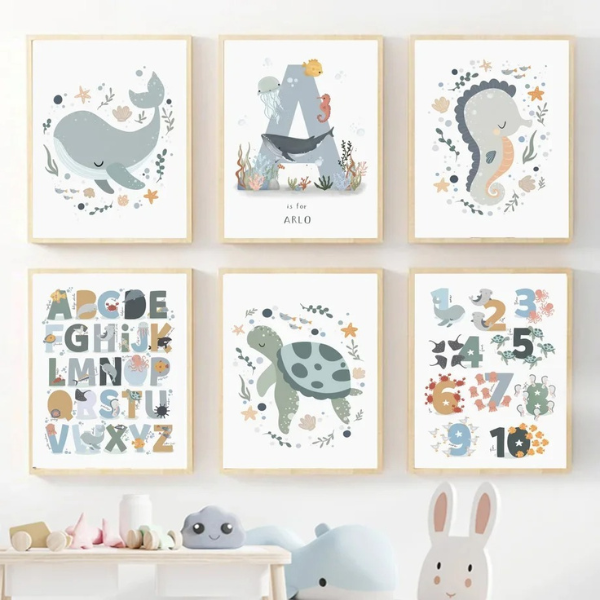 Cadres avec affiches éducatives sur l’alphabet, les chiffres et les animaux marins.
